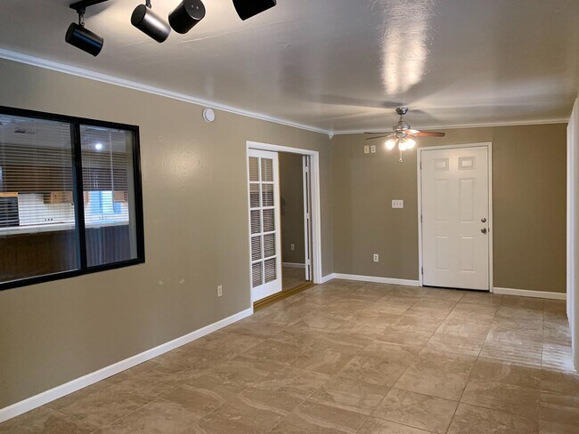 Foto del edificio - NW Bakersfield home with a pool!