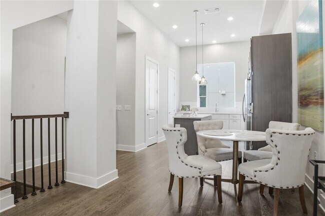 Foto del edificio - 1411 Town Creek Dr