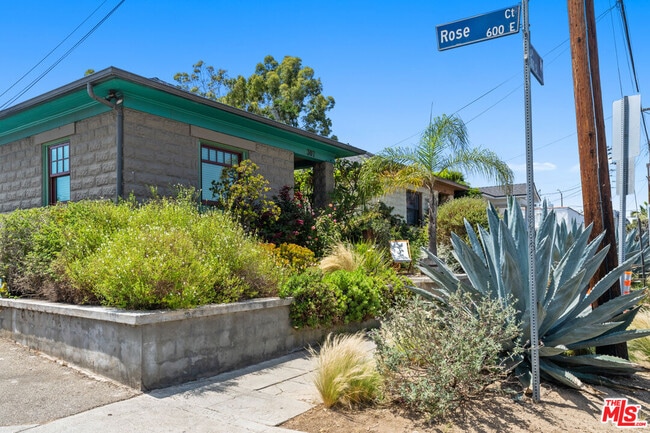 Building Photo - 307 6th Ave