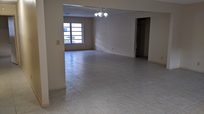 Building Photo - 736 NE 39th St