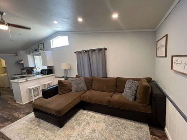 Building Photo - 2 Bedroom furnished Vacation home/UTILITIE...