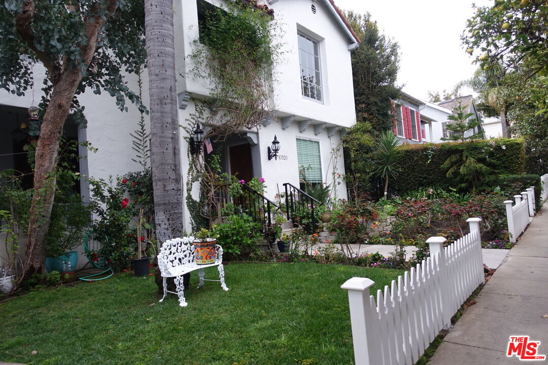 Foto principal - 10520 Eastborne Ave