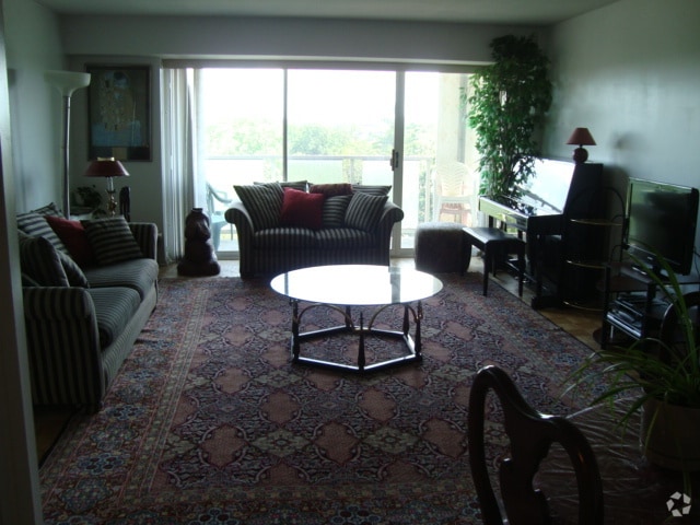 Living/family room - 30 Woodland St