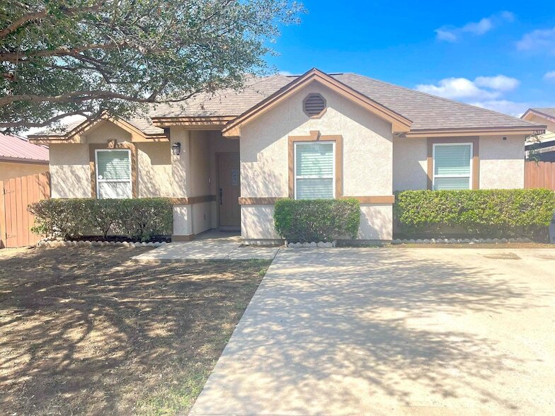 Primary Photo - 13114 Kickapoo Dr