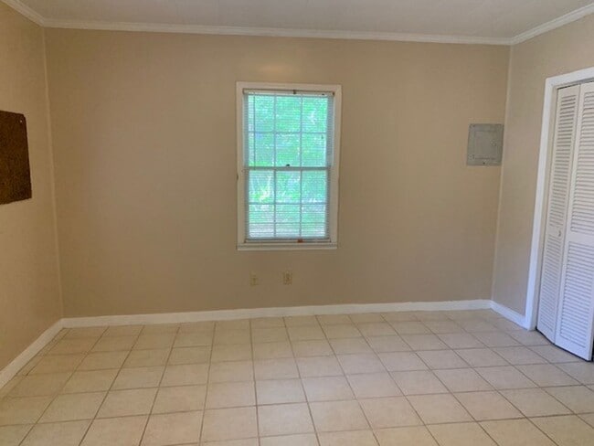 Building Photo - 1 Bedroom Duplex located in Historic Valdo...