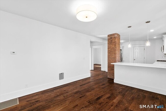 Building Photo - 954 Elm St