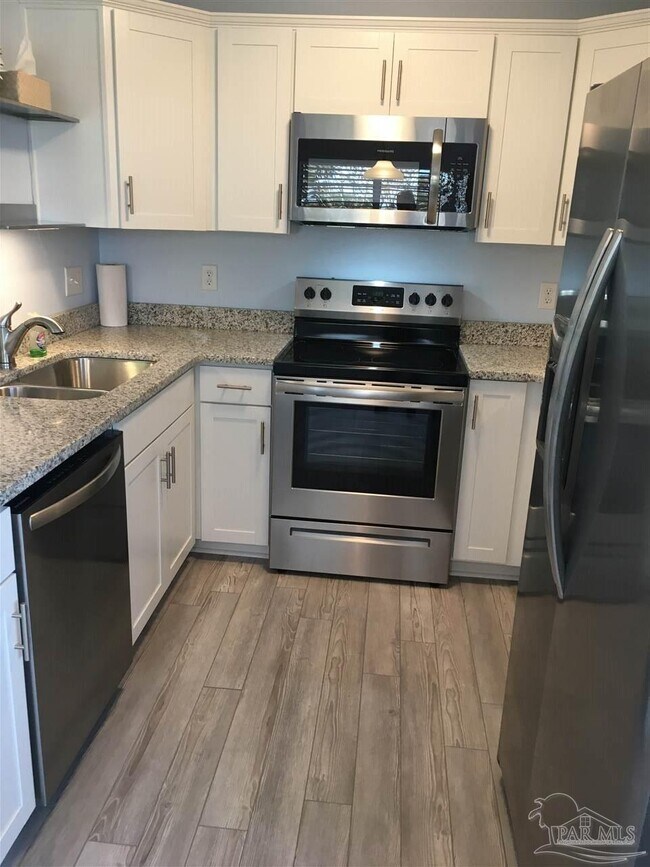 Building Photo - 1100 Shoreline Dr