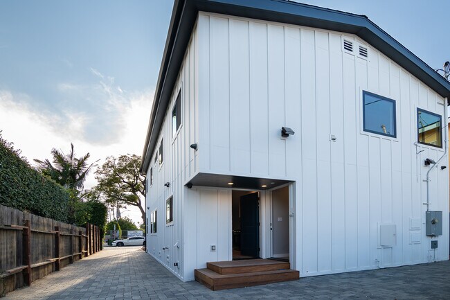 Building Photo - 1002 N Ridgewood Pl