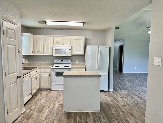 Building Photo - 29006 Trinity River Dr