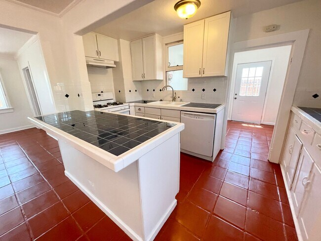 Foto del edificio - 4745 Brighton Ave