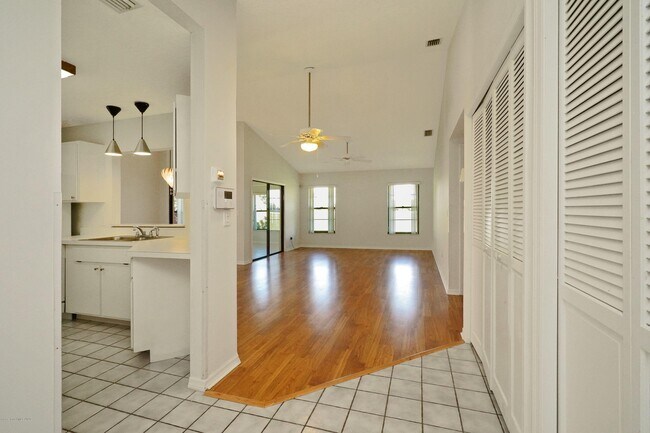 Building Photo - 840 Ridge Lake Dr