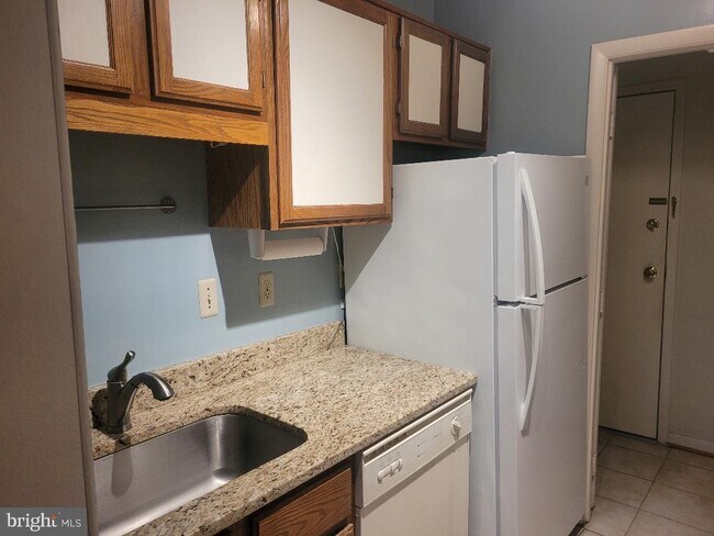 Building Photo - 3846 Lyndhurst Dr