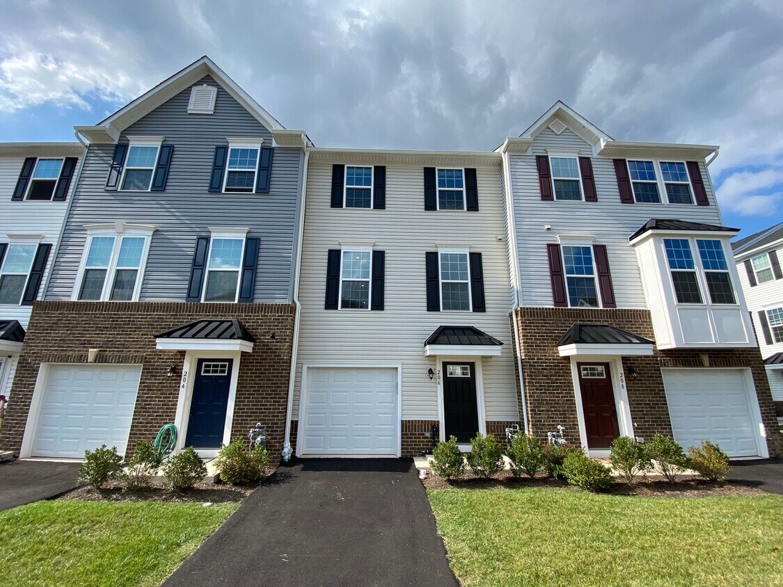 Foto principal - Beautiful 4-Bedroom/3.5-Bathroom Townhouse...