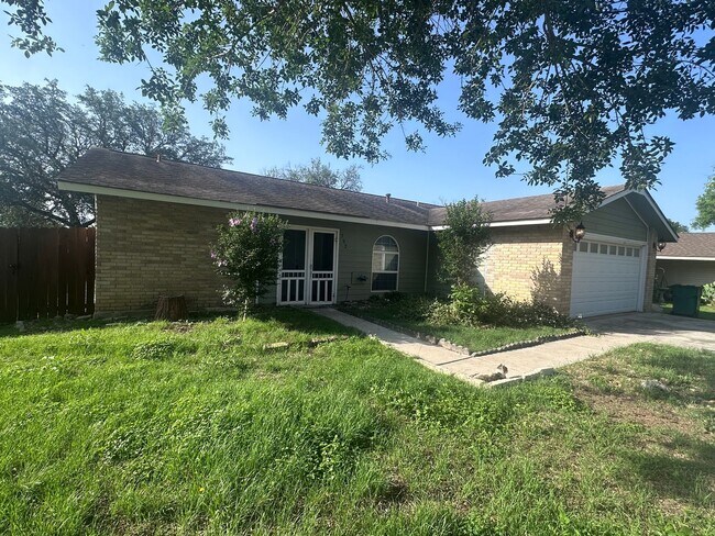 Foto del edificio - CUTE 3/2 NESTLED ON A CORNER LOT IN CONVER...