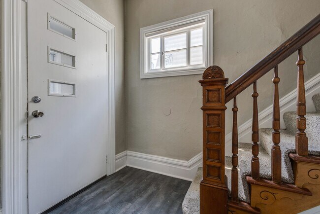 Foto del edificio - Available MAY 2026 - Beautiful, LARGE 4+ bedroom/2 bath GEM in South Side Slopes!