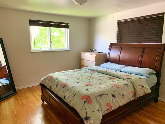 Master bed - 7102 Penn Ave