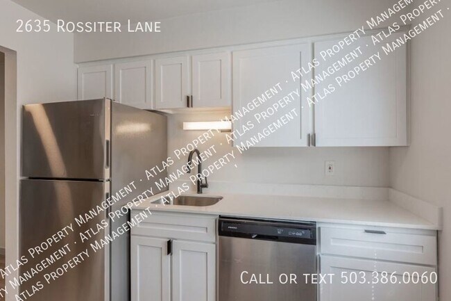 Building Photo - 3-Bedroom Townhome, Recently Renovated