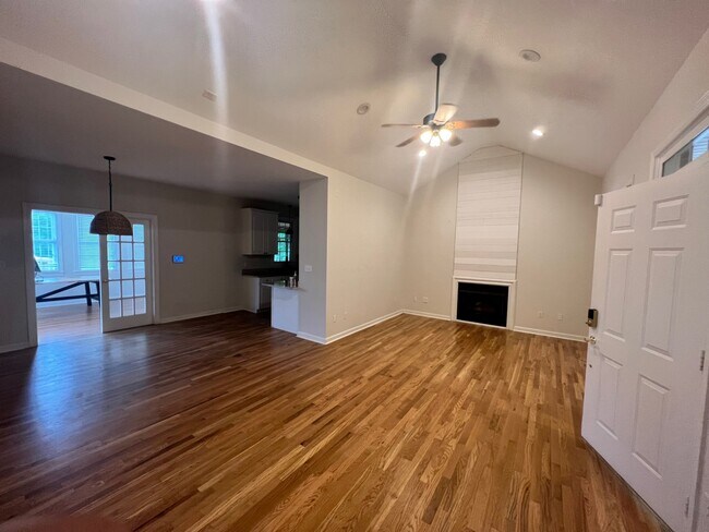 Foto del edificio - 5881 Hidden Oaks Ln