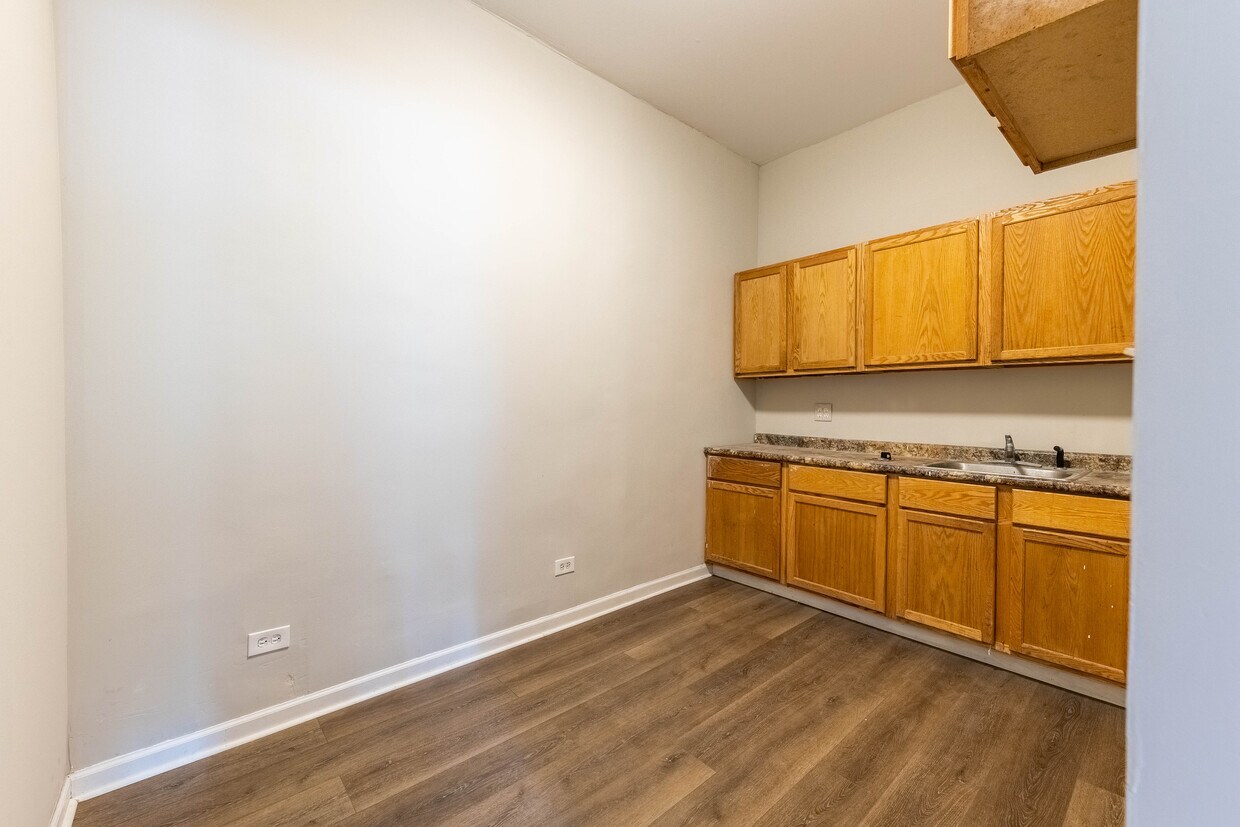 Foto principal - 2300 S Blue Island Ave