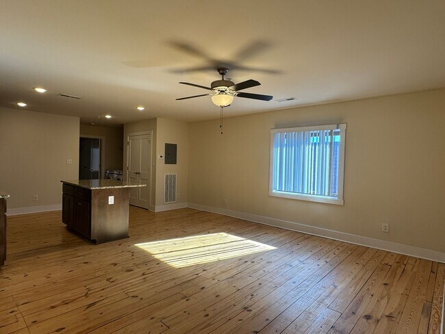 Foto del edificio - 106 N Main St