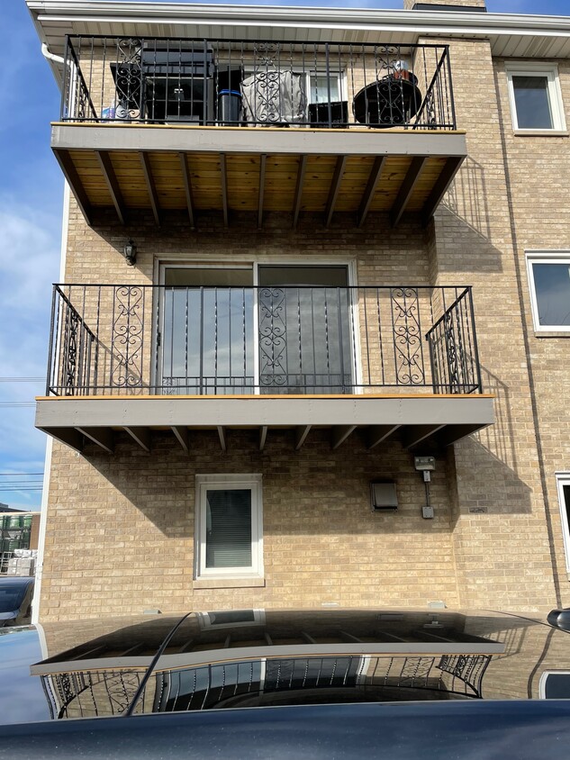 Balcony - 8839 N Greenwood Ave