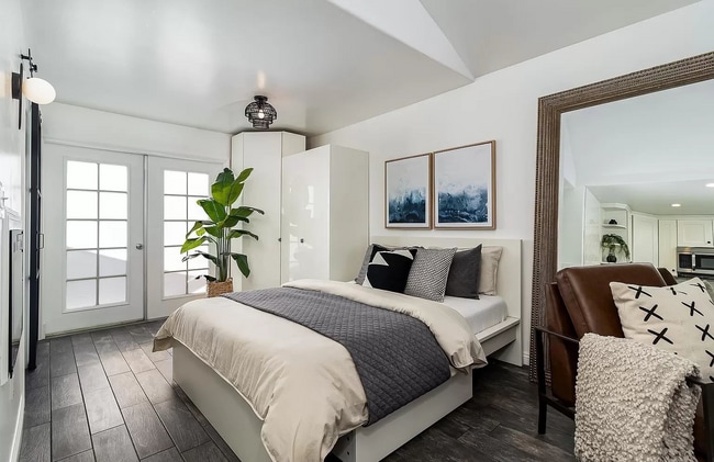 Building Photo - Discover this perfect beach town gem!