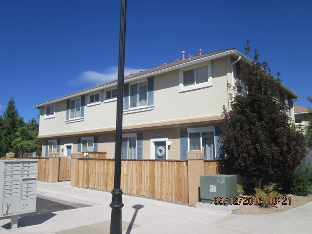 Building Photo - 1751 Pinewood Dr