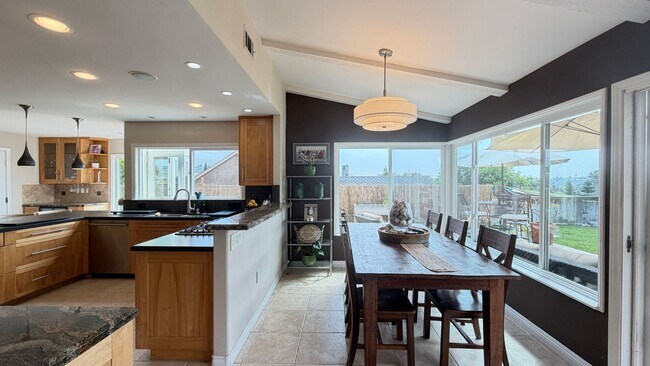 Foto del edificio - Carlsbad Home with Solar and Huge Backyard!