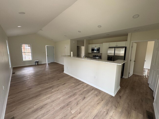 Foto del edificio - New construction 3 bed 2 bath with spaciou...