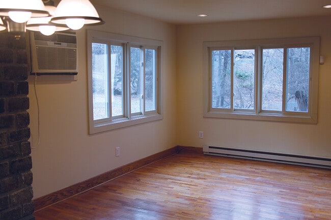 Building Photo - 26 Hollis Ln