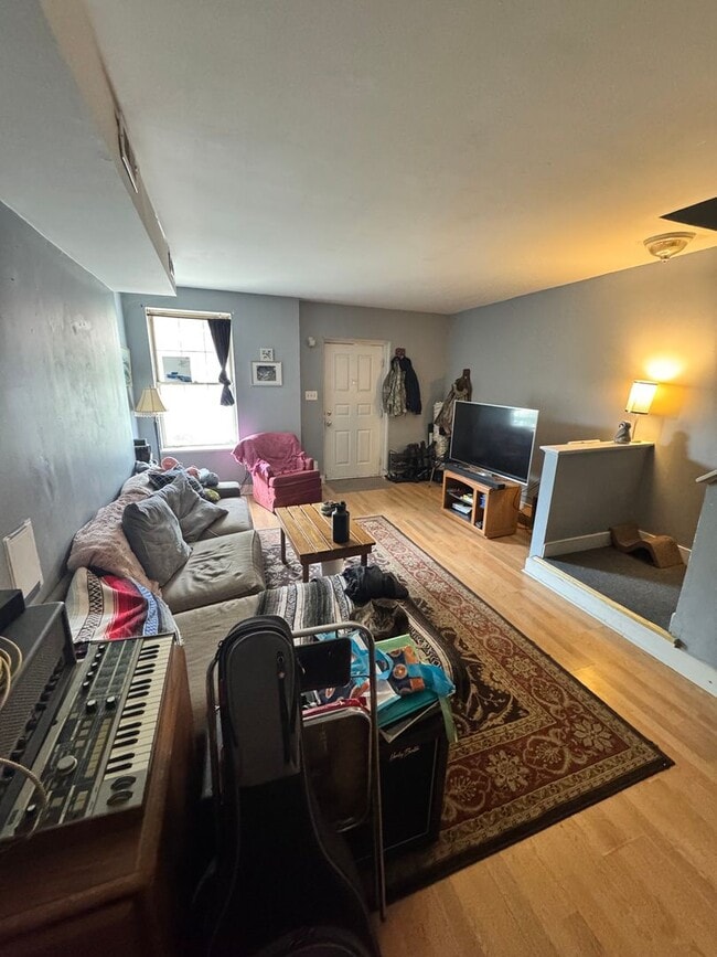 Building Photo - 3 bed 2 bath close to VCU