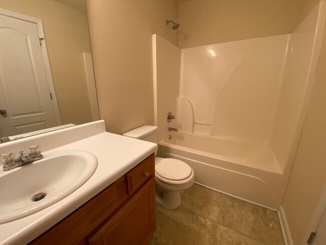 Foto del edificio - PRE-LEASING FOR JULY 10TH! HALF SECURITY D...
