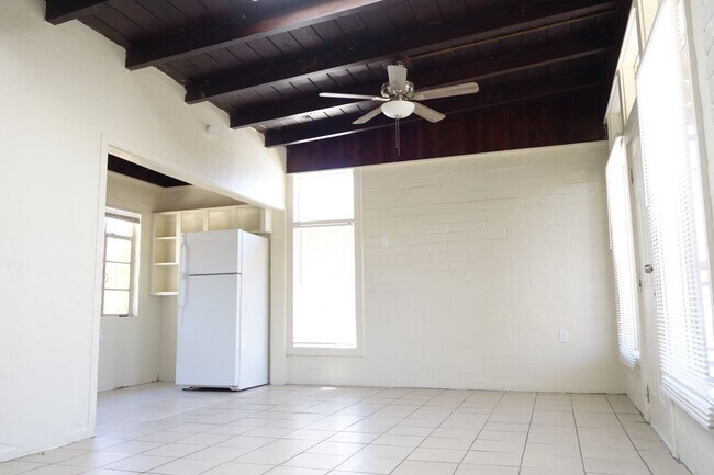 Foto del edificio - 2531 N Winstel Blvd