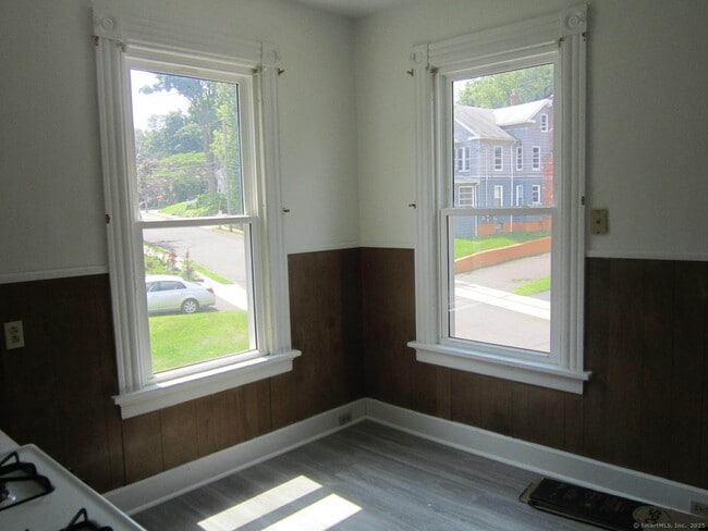 Building Photo - 84 Alcove St