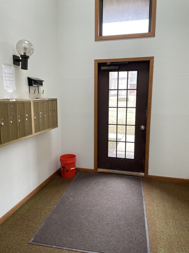 Foto del edificio - 2050 Holiday Rd Unit B1