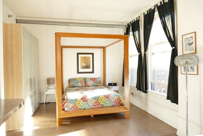 Foto del edificio - 215 W 7th St