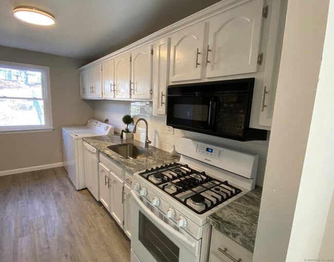 Foto del edificio - 99 Brittany Farms Rd