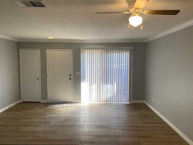 Building Photo - 1460 Kendall Dr