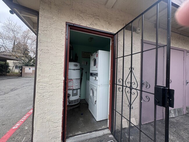 Foto del edificio - 721-721 Menker Ave