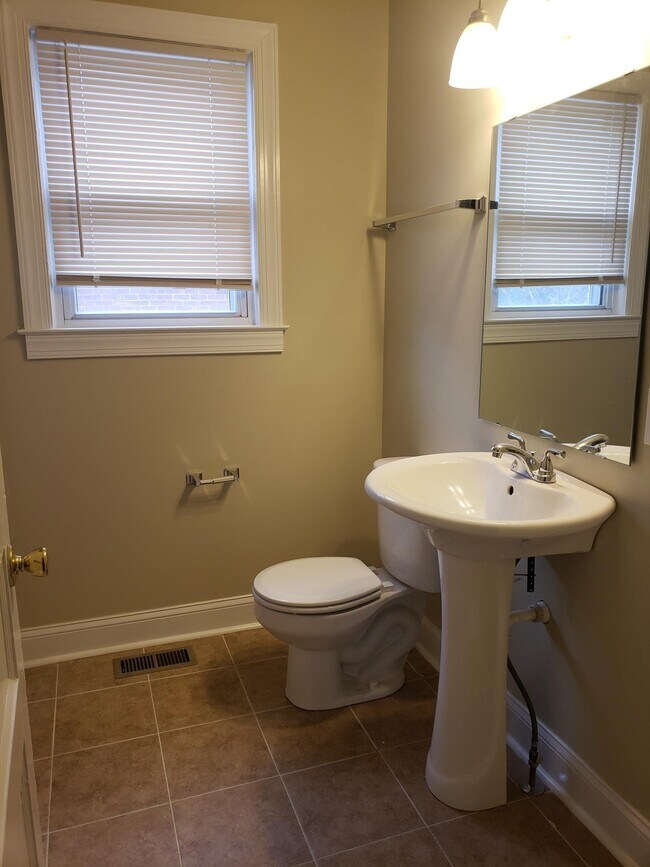 Foto del edificio - 412 E Trinity Ln