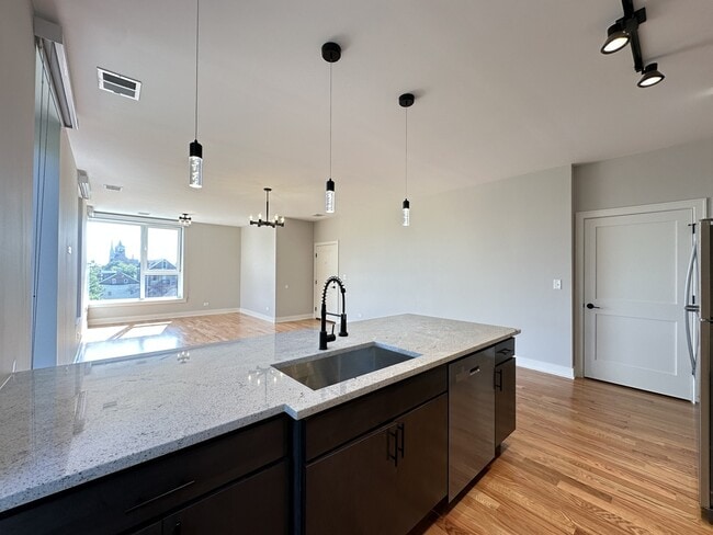Building Photo - 2100 W 18th Pl