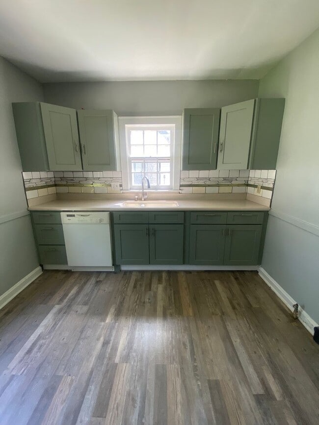 Building Photo - Charming 4-Bedroom Home with Sunroom, Fenc...