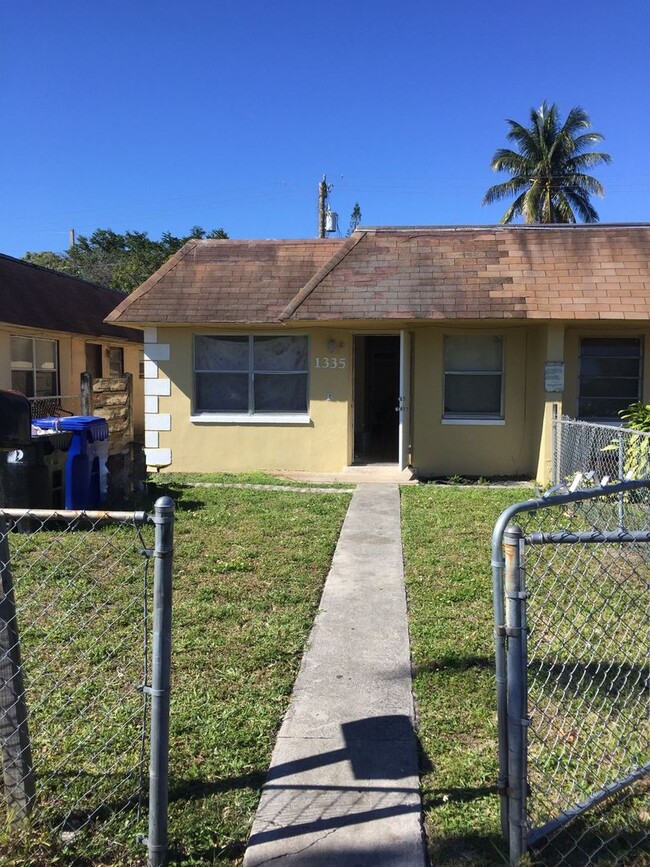 Building Photo - Large 3-2 apartment with central air and h...