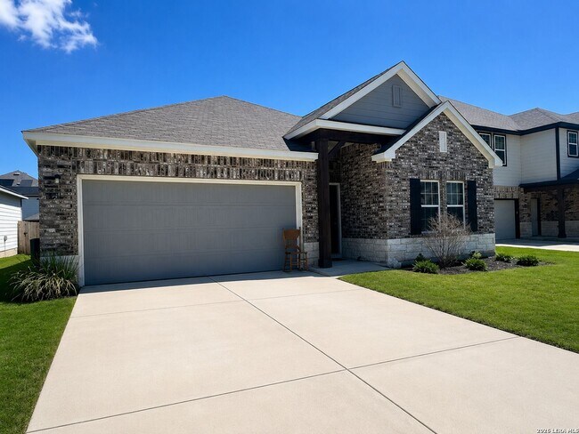 Building Photo - Newer Beautiful Home featuring 3-bedroom 2 Bath Plus office