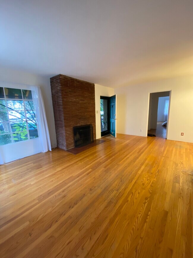 Living Room - 1935 1/2 Palmerston Pl