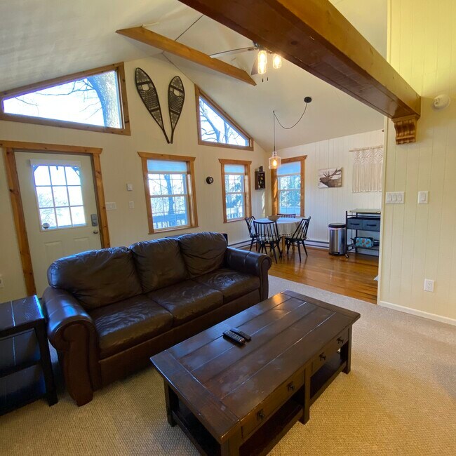 Gran cantidad de ventanas para disfrutar de la vista a las montañas - 267 Hemlock Rd