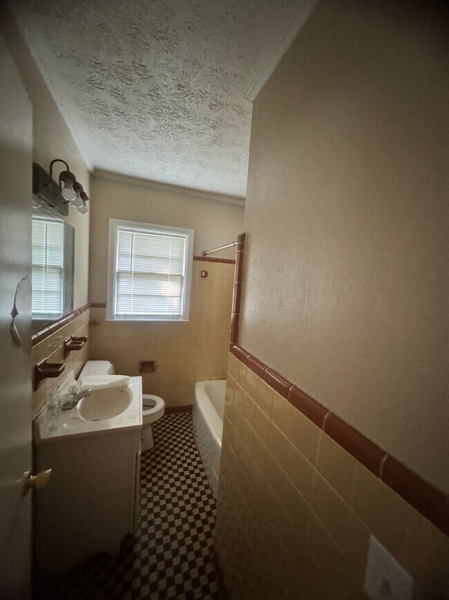 Building Photo - 4 Bed 2 Bath Brick Home