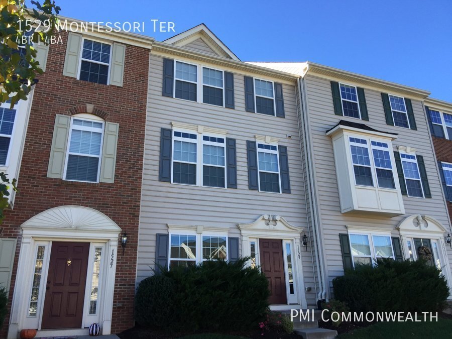 Primary Photo - 4 Bed / 3.5 Bath Townhouse (Available Now)