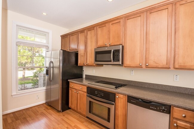 Building Photo - Updated Condo in Norfolk