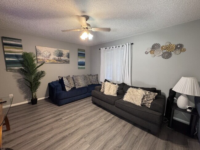 Building Photo - Modern Townhome in Central Orange Park – Q...